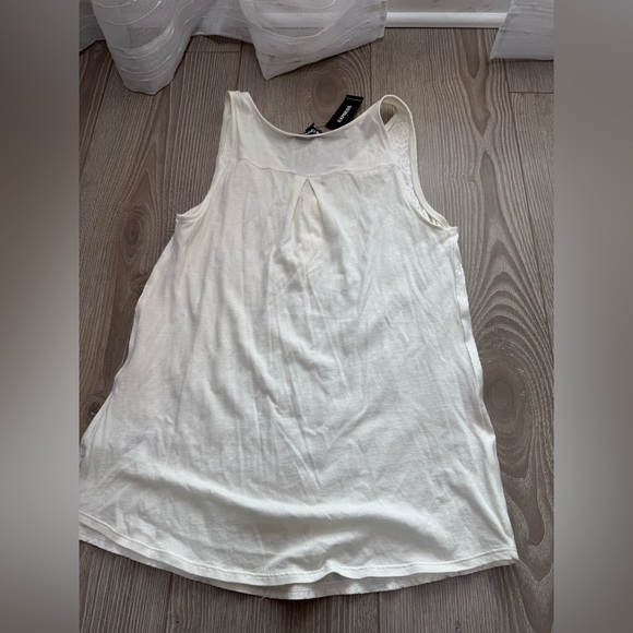 Express Soft Buttoned Jacquard Snake Textured Sleeveless Blouse - Picture 4 of 5